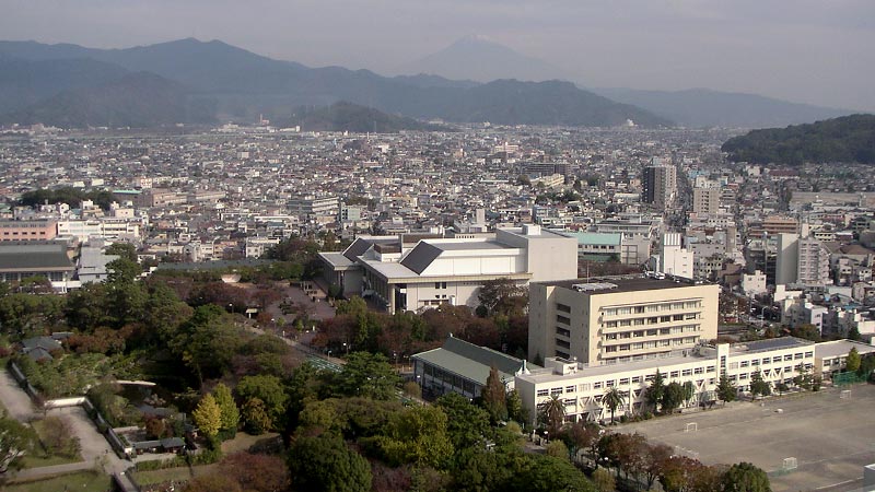 静岡県庁展望ロビーからかすかに富士山
