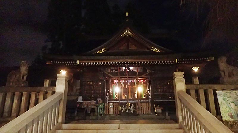 櫻山神社社殿を夜に正面から撮影